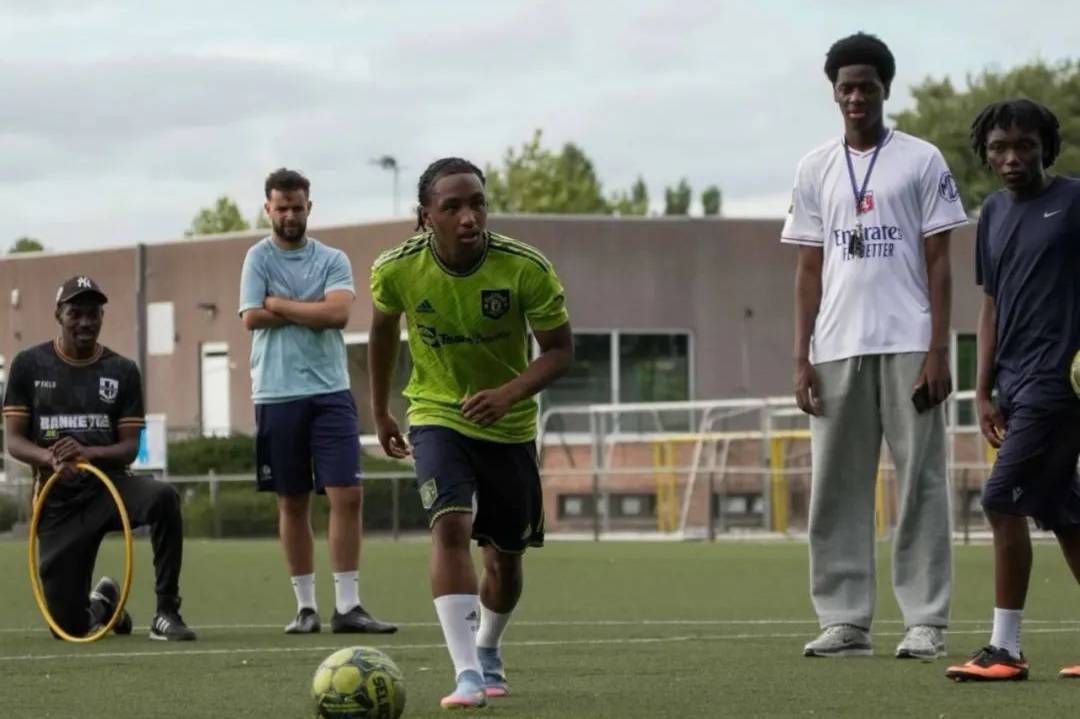 法甲天才前锋穿曼联球衣踢球,标价5000万!曝红魔或免费签英超空霸