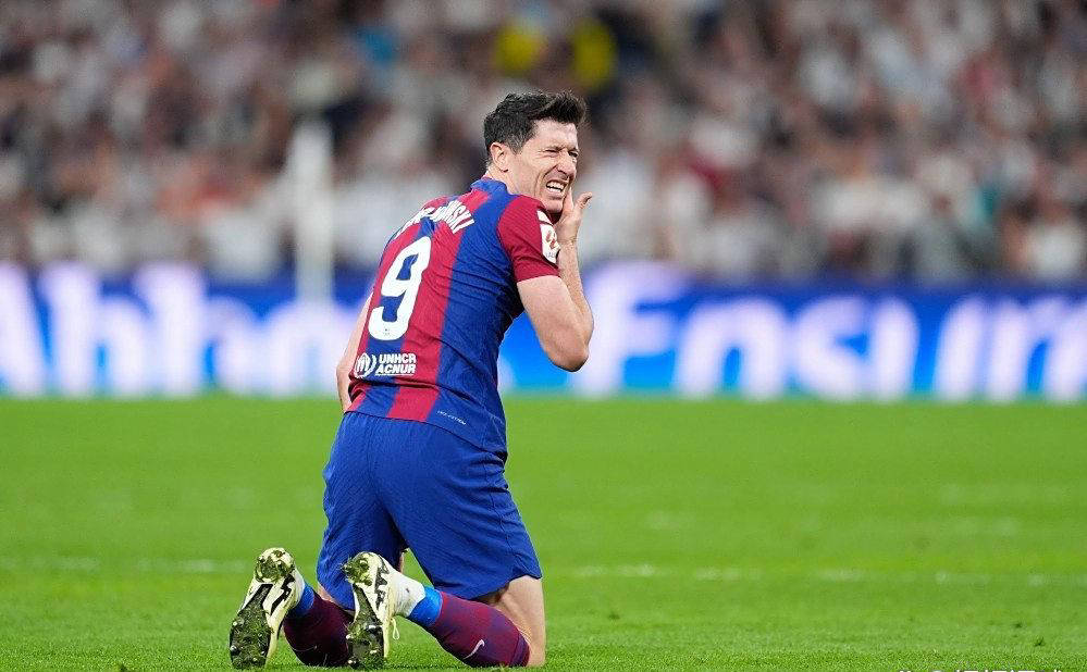 西甲星观察:莱万接受沙特巨额报价,巴萨面临抉择